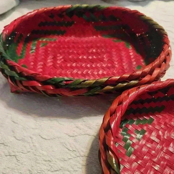 Christmas Woven Red & Green Baskets Set Of 2 Nesting Casserole Serving Baskets - Picture 2 of 8